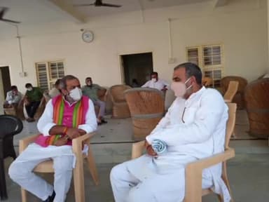 #मुज़फ़्फ़रनगर |हमारे प्रिय मा० केंद्रीय मंत्री संजीव बालियान जी के 2 भाइयों के निधन पर आवास पहुंचकर दी श्रद्धांजलि।