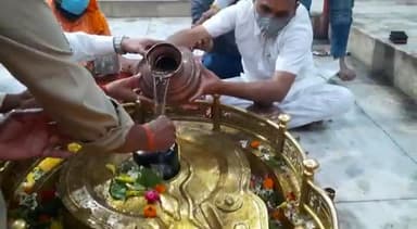 लोधेश्वर महादेव में जलाभिषेक कर क्षेत्र वासियों को निरोगी होने की कामना की #267रामनगर_बाराबंकी
#रामबाबू_द्विवेदी