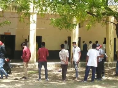 सलूम्बर: #सलूंबर चिकित्सा विभाग ने लगाया कोरोना वेक्सिनेशन केम्प सीनियर स्कूल परिसर में 18 वर्ष वालो का टिकाकरण किया गया