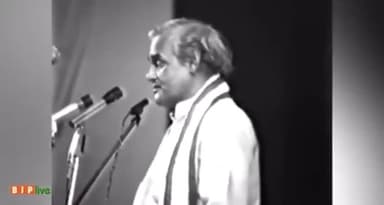 आजादी की लड़ाई के महान सेनानी और प्रखर राष्ट्रभक्त #वीर_सावरकर को उनकी जयंती पर कोटि-कोटि नमन।
#Veersavarkar