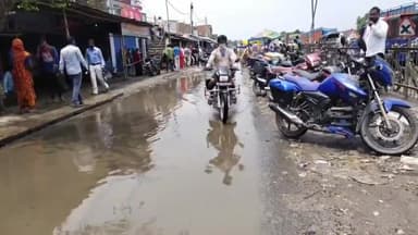 दगौरा: डगरुआ में बारिश के चलते NH-31 की सर्विस रोड पर जलजमाव से राहगीरों को हो रही परेशानी #यास_तूफान