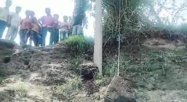 बंजरिया: सिकरहना नदी में लगातार हो रहा कटाव, सिसवनिया में 11,000 वोल्ट के पोल की कभी भी नदी में गिरने की संभावना #सहायक_अभियंता