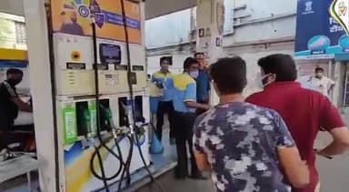 पेट्रोल की शतक मारकर,
जब 'पंप' पर सोते मिले प्रधानमंत्री
नागपुर में युवा कांग्रेस का अनोखा प्रदर्शन..!
#PetrolAt100