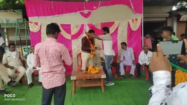 #टीआई #विजय_मिश्रा के रिटायर होने पर भव्य विदाई समारोह मैं पुष्पमाला से सम्मानित किया #RPmanojKumar नें।
#हिंडोरिया
