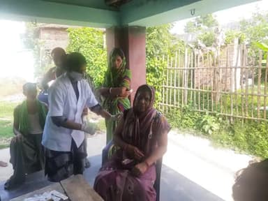 #समाजसेवी सह #वरिष्ठ छात्र #नेता #प्रभु #प्रिंस #महतो के सहयोग से आज अपने निवास स्थान कठेला पर कोरोना वैक्सीन का टीकाकरण