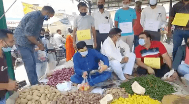 सरकार द्वारा बाज़ार ना खोलने के विरोध में अनूठा प्रदर्शन। गदरपुर व्यापार मंडल ने लगायी सब्ज़ी की ठेली। #gadarpurnews #uttarakhandnews #covid19