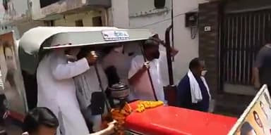 आज नरवाना शहर में चार्ली टोर्नेडो मशीन द्वारा सोडियम हाइपोक्लोराइट सॉल्यूशन से सैनेटाइज करने की शुरुआत की।
#covide