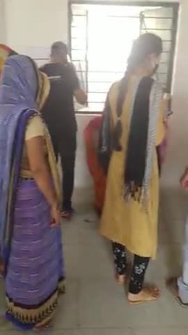 नरवर:-18+का वैक्सीनेशन युवा बढ़ चढ़कर हिस्सा ले रहे इस बीच सोशल डिस्टेंसिंग दिखी नहीं केंद्र पर#veccinetion