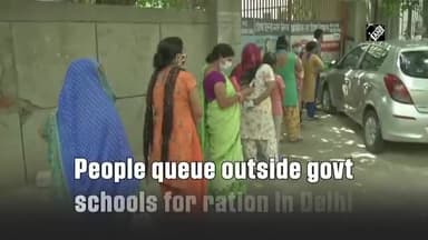 दिल्ली सरकारी स्कूलों के बाहर लगी राशन लेने के लिए कतारे ! #Delhi #Haryana #Haryana_Kesari_News