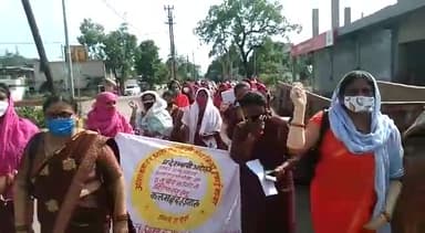 सिमरिया: पन्ना मेआशा उषा बहने  कलम बंद हड़ताल पर बैठी 6 सूत्री मांगो को लेकर #आशा_बहने
#krishna_kp_panna
@ravendrapratapsingh001