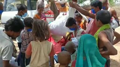 नवजोत सिंह ढिल्लों की टीम ने #जरूरतमंद लोगों को फतेहाबाद जिले में #गर्मियों को वितरित किए जूते चप्पल कपड़े
