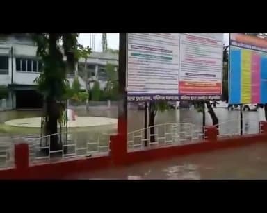 #पश्चिमी_चंपारण जिले में भारी बारिश। समाहरणालय परिसर सहित कई सरकारी कार्यालयों में भी बरसात का पानी प्रवेश कर गया है।