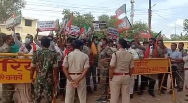 प्रदेश कांग्रेस सरकार के वादाखिलाफी के विरोध में भाजयुमो मंडल चारामा द्वारा विधायक निवास का घेराव कर प्रदर्शन#bjpनेता