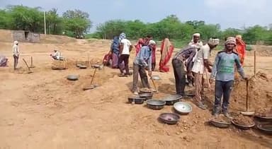 ग्राम रिछा मे #ग्रामप्रधान #रामलली_अहिरवार द्वारा #मनरेगा_के_अंतर्गत_मजदूरों_को_काम मिला जिससे मजदूरों को काफी राहत है