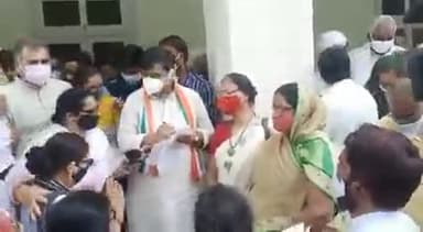 बीकानेर में मंत्री डोटासरा के व्यवहार से आहत पार्षद अंजना खत्री ने खूब सुनाई खरी-खरी, मचा हंगामा..
#गहलोत_सरकार