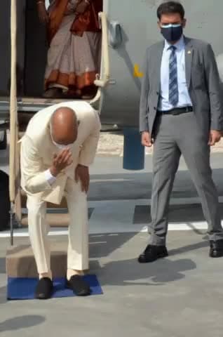 माँ तुझे प्रणाम 🙏 Beautiful gesture never forget your roots
Maati ke laal ❤❤🙏
#presidentkovind
#RamnathKovind