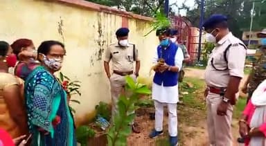 #रामगढ़_बचाओ_संघर्ष_समिति के #पेड़_लगाओ_जीवन_बचाओ अभियान का एसपी रामगढ़ "प्रभात कुमार" जी ने रामगढ़ थाना मे किया शुभारम्भ।