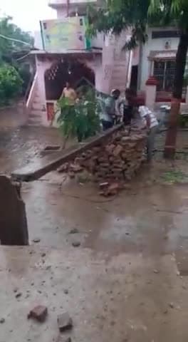 भारी बारीश और तूफान के कारण ये हुआ हादसा
लेकिन कोई भी नही हुआ घायल । कानपुर ।
#publicapp#viral#kanpur#mumbai#toofan#1m