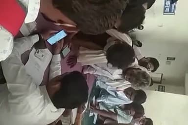 महवा: महवा के सरकारी अस्पताल में वैक्सीन का कार्यक्रम लोगो की सेहत को दांव पे लगाकर किया जा रहा है। #covid9 #corona_viruse