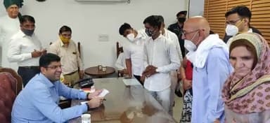 चंडीगढ़ निवास स्थान पर जन-समस्याएं सुनते हुए हरियाणा के लोकप्रिय उप-मुख्यमंत्री श्री #दुष्यंत_चौटाला जी |