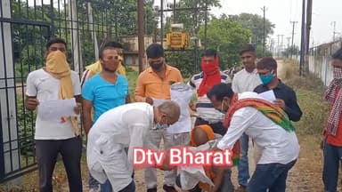 #विद्युत_विभाग की #लापरवाही के खिलाफ #जनता ने किया #अधिकारियों का #पुतला_दहन।
#बिजली_कटौती को लेकर दिखा #आक्रोश।