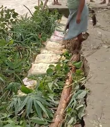 पताही: #पताही gonahi panchayt dalit basti ke rasta tut gaya yaha se 150 sou ghar ka rasta Band ho gaya hai
gonahi dalit tola