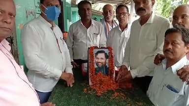 #रामविलास_पासवान जी की जयंती श्रद्धा पूर्वक हाजीपुर व्यवहार न्यायालय में मनाते हुए ।