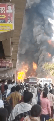 कोटपूतली में बड़ा हादसा BDM हॉस्पिटल के पास पुल से केमिकल से भरा टैंकर गिरा पास में है कॉलोनी।भीषण आग । #jaipurnews #jaipur_rajasthan