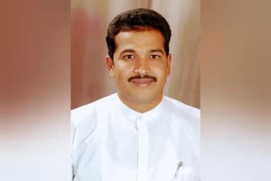 बड़वानी- पूर्व नगर पालिका अध्यक्ष, विधानसभा प्रत्याशी, का #राहुल_गांधी_विचार_मंच के द्वारा केक काट कर जन्मदिन मनाया