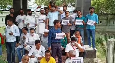 #ताली और थाली बजाकर पेट्रोल डीज़ल के दाम कम करने को लेकर युवा कांग्रेस ने तहसील पे प्रदर्शन किया गया