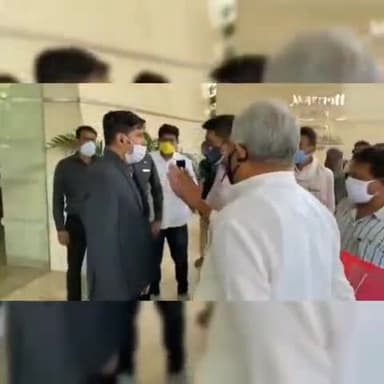 जयपुर: कांग्रेस प्रभारी अजय माखन के पास आदिवासी महिलाओं को लेकर होटल मैरियट पहुँचे डॉ किरोड़ीलाल मीना। #jaipur_news