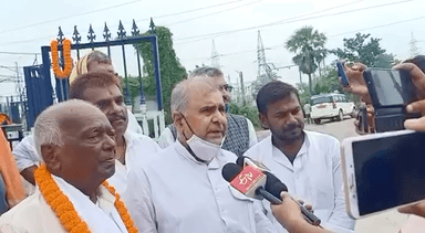 भिखारी ठाकुर की ५०वीं पुण्यतिथि पर पद्मश्री रामचंद्र माँझी जी के साथ इनकी प्रतिमा पर माल्यार्पण किया। मैं उन्हें शत शत नमन करता हूँ। #भिखारी_ठाकुर