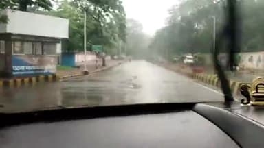 लखनऊ में तेज हवा के साथ बारिश।
मौसम हुआ सुहाना, लोगो को मिली गर्मी से राहत। मानसून हुआ सक्रिय।
#lucknow
#lucknowRain