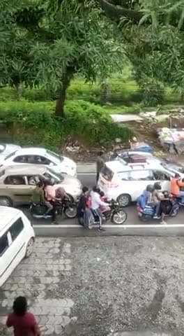 देहरादून: Corona अभी गया नही हे,
भीड़ देख कर लग रह है की कभी आया ही नहीं था🥺
#uttrakhandnews
#pahad
