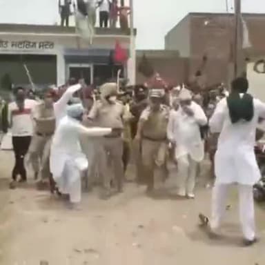 पंजाब के राजपुरा में बीजेपी नेता का किसान साथियों ने किया विरोध l
#FarmersProtest #ModiAgainstFarmers