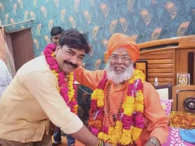 #उन्नाव
#शुक्लागंज
सदर विधायक पंकज गुप्ता जी को माला पहनाकर जीत की एव उज्जवल कार्यकाल हेतु अग्रिम शुभकामनाएं दी !