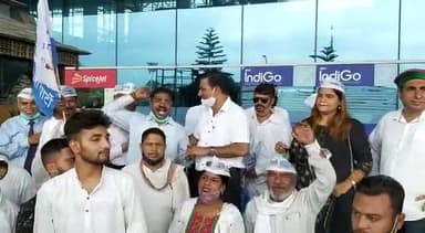 कल अरविंद केजरीवाल जीके देहरादून आगमन पर जौली ग्रांट एयरपोर्ट पर अपने साथी नेताओं के साथ #रविंद्र सिंह आनंद