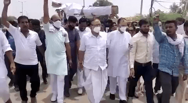 बीकानेर: महंगाई के विरोध में डूडी पेट्रोल पंप पर इंदिरा गांधी ब्रिगेड ने प्रधानमंत्री नरेंद्र मोदी का पुतला फूंका इस दौरान मंत्री कल्ला भी रहे #bikaner #petrol100 #BDKalla #Desial