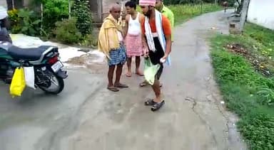 वैशाली: प्रत्येक दिन अलग अलग जगहों पर बीमारी से बछाओ के लिए अपने सहयोगियों संग #ब्लीचिंग पाउडर का छिर्काओ करते आपका भाई संजय पाo