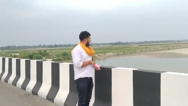 गंगा मैया के सामने मोदी जी से आग्रह करते हुए जो देश का तेल निकाले हुए हैं #rjp_satya