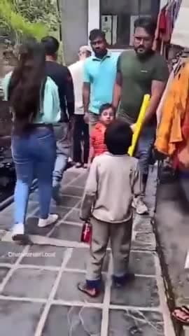 एक बच्चे किस तरह सभी को मास्क नही लगाने पर क्लास ले रहा.. आप भी देखें वीडियो..
#UseMask #StayHome #staysafe