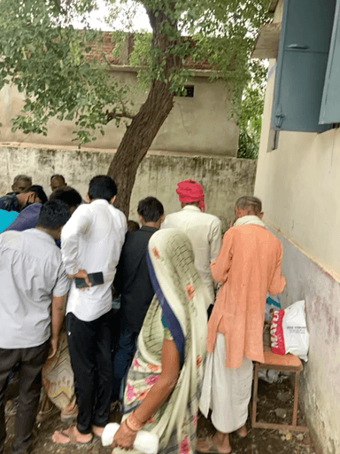 गुनौर: ग्राम पंचायेत सलेहा में veccinationcenter में corona guidelineकी उड़ीधज्जिया कोई भी प्रसासनिक कर्मचारी मौजूद नही
#thirdwave careless people @idealnews