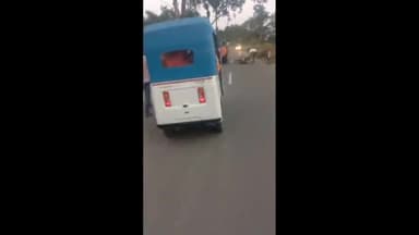 सत्तर कटैया:लापरवाही के कारण एक्सीडेंट होने से तीन आदमी बच गए( मेन रोड #सिहौल )