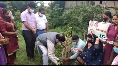 "वन हैं तो हम हैं" 
वन महोत्सव व "एक बूटा बेटी के नाम" अभियान के तहत पौधारोपण किया।
#वनमहोत्सव