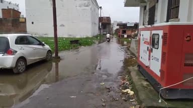 खलीलाबाद: #मेहदावल बाईपास के निकट #आशीर्वाद होटल के ठीक सामने जल जमाव होने के कारण #राहगीरों को आने-जाने में हो रही है #दिक्कतें।