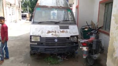 सहरसा:- महिषी प्रखंड एक मात्र महिषी हास्पिटल का 2 एम्बुलेंस में से ऐक एम्बुलेंस का ये है हाल
@Dm_Saharsa @#Sp_Saharsa