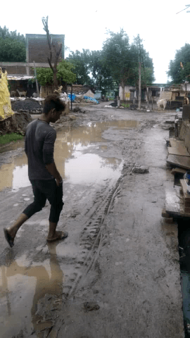 ग्राम छड़ावाद में छतरीपुरा मुल्ले मैं 2 दिन बरसात होने के कारण से लोगों के घरों में पानी घुसा भरा गया#तराना#छड़ावाद