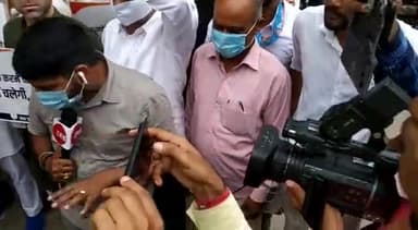 तू ज़ुल्म कहॉं तक ढायेगा,
देखें किस हद तक जायेगा
हॉं ज़ुल्म फ़ना होगा इक दिन,
और सच का अलम लहरायेगा ।
#BJPLootingIndia