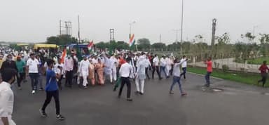 किसानों की माँगों को लेकर किसान एकता संघ यमुना प्राधिकरण के घेराव के लिए पैदल रवाना होते हुए। #kisan #farmerprotests
