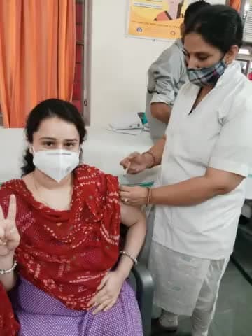 जयपुर जवाहर नगर में वैक्सीन की दूसरी डोज लगवाते हुए। #JabWeMet💉
#Breakingnews #viral #news #rajasthan #jaipur #corona